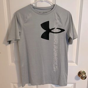 Grey under armour graphic tshirt